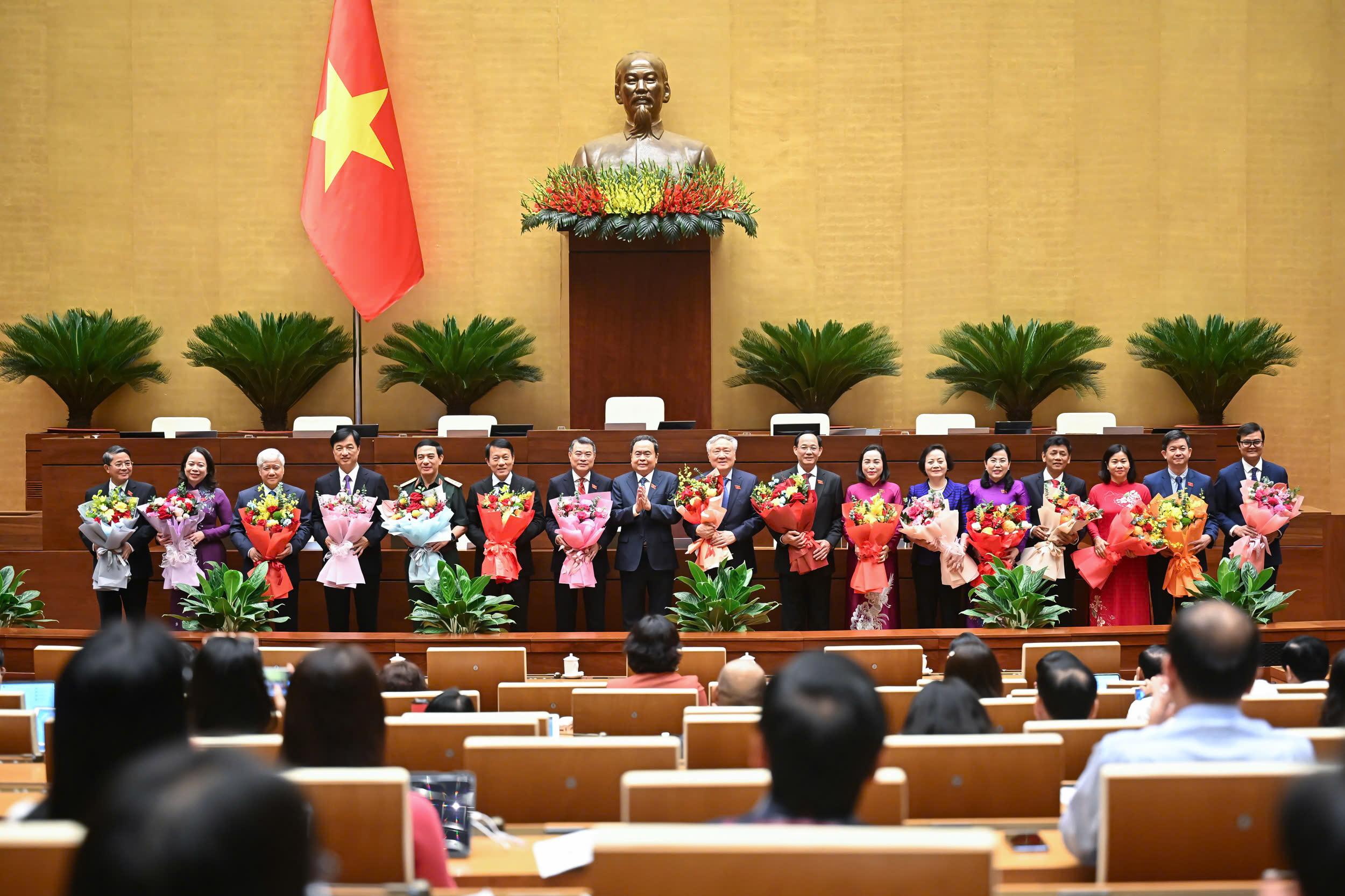 Thông qua Nghị quyết phê chuẩn đề nghị của Chủ tịch Hội đồng bầu cử quốc gia về danh sách Phó Chủ tịch Hội đồng bầu cử quốc gia và Ủy viên Hội đồng bầu cử quốc gia